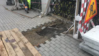 Мост через Лыбедь: рабочие устанавливают водоотводной лоток
