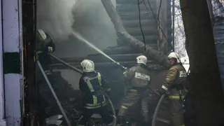 Ночью под Рязанью произошел серьезный пожар - сгорели жилой дом и два автомобиля