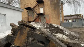 Гора использованных шпал возле железной дороги — прокуратура заставила РЖД убрать отходы