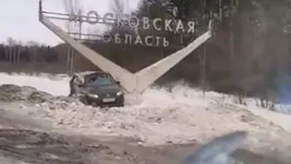 Стоит под указателем: в Московской области водитель из Рязани улетел в кювет
