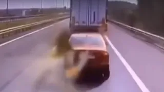 Смял за секунду: в соцсетях появилось видео страшного ДТП в Подмосковье