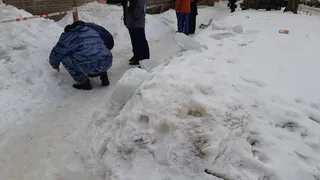 Появились фотографии с места падения глыбы льда на ребенка