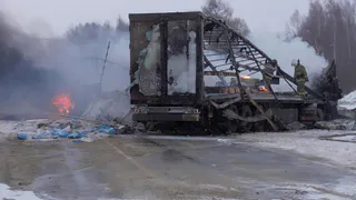 Под Михайловом столкнулись и загорелись два грузовика, есть погибший