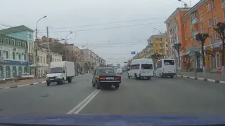 Смертельная опасность. На Первомайском проспекте водитель повернул налево через двойную сплошную