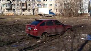 На улице Тимакова автомобиль снова попал в "ловушку"