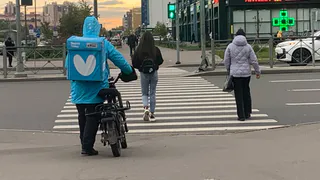 В Рязани машина сбила курьера на электросамокате