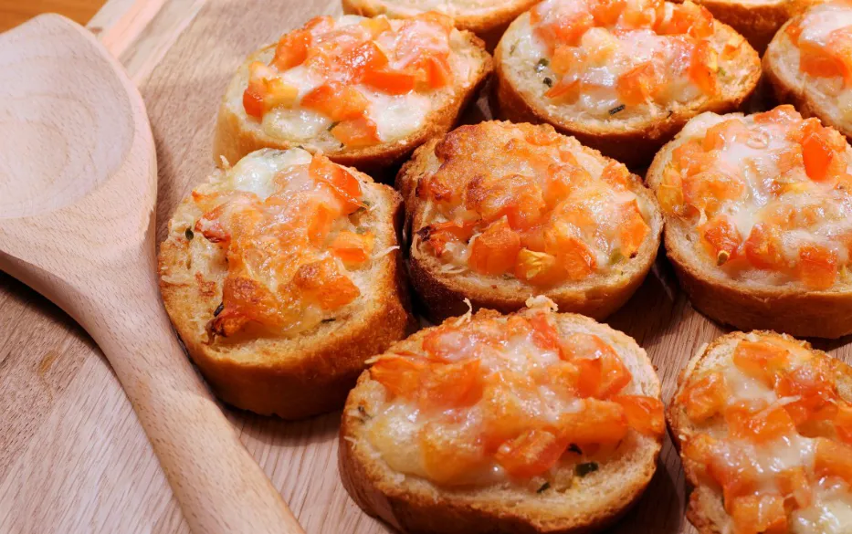 Сочная и пикантная намазка на хлеб: готовлю за 5 минут — такая вкусная, что гостей от нее за уши не оттащишь