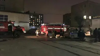 Возле рязанского автосервиса загорелась иномарка. Видео с места пожара