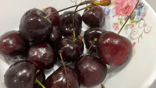Черешню и вишню прямо с ветки в рот не кладу: замочите ягоды в тазу с 1 ложкой - все скрытые червячки выйдут сами