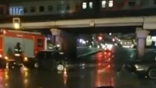 Остались без капота: ночью на Московском шоссе столкнулись две легковушки