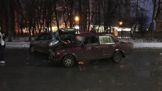 Соцсети: рязанец на "семерке" сбил пешехода и врезался в припаркованный автомобиль