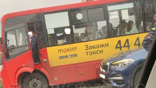 Тройное ДТП: в Рязани столкнулись грузовик, маршрутка и БМВ