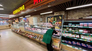 Пластилин вместо мяса: Роскачество назвало марки колбасы, которые не стоит брать даже даром 