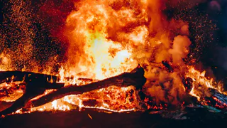 Серия пожаров в Клепиковском районе - огнем уничтожены жилой дом, гараж, два сарая и автомобиль
