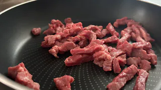 Почему жареное мясо бывает жестким: бабушка рассказала 5 главных ошибок - вот как их избежать