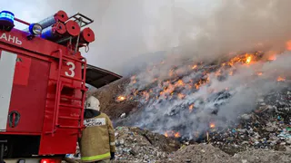 Дивный запах: на Южной окружной горит свалка