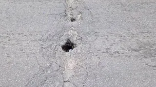 На улице Маяковского в Рязани заметили сквозные дыры на мосту