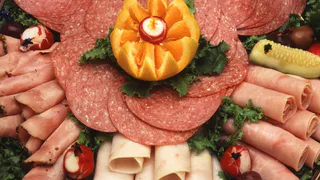 Смело покупайте – там чистое мясо, никакой сои и примесей: Росконтроль назвал лучшие марки колбасы