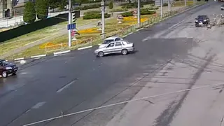 В Рязани на Московском шоссе ВАЗ-2115 протаранил 2 машины. Видео