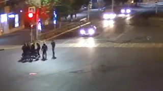 Видео: на Театральной столкнулись внедорожник и мотоцикл
