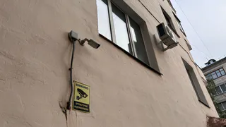 Рязанка пожаловалась на камеру соседа возле ее окон