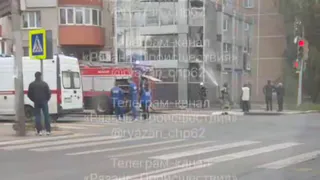 В центре Рязани загорелось офисное здание — на месте работают пожарные