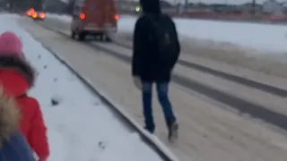 Люди идут по проезжей части: в поселке Шлаковый не расчистили тротуар