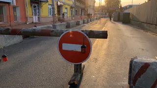 На улице Грибоедова в Рязани до вечера перекрыли движение из-за коммунальной аварии