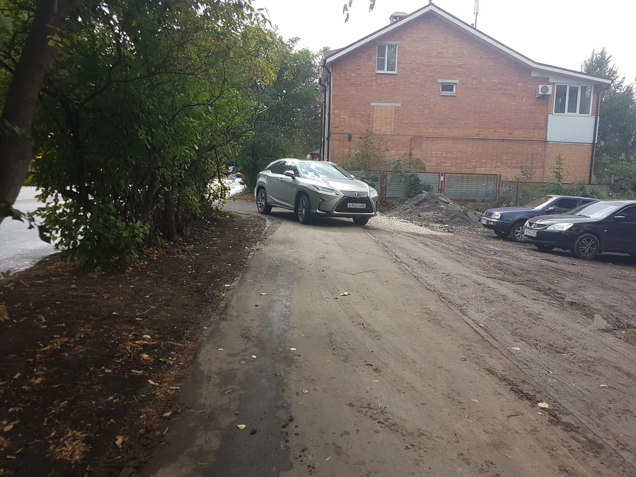 Рязанец пожаловался на стихийную автостоянку на месте снесённого дома