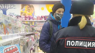 Чудовищное нарушение: полицейские ловили в ТЦ гуляющих подростков