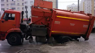 В Рязани очередной провал: на этот раз асфальт на Кальной  не выдержал веса мусоровоза