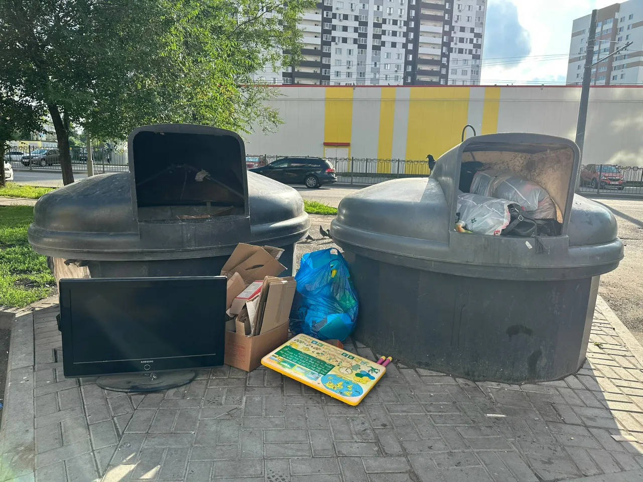Припаркованные у баков машины заблокировали вывоз мусора на Зубковой