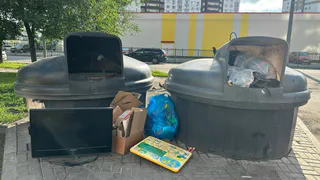 Припаркованные у баков машины заблокировали вывоз мусора на Зубковой