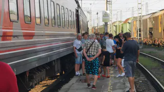 «Захожу в купе, а там компания играет в лото, забравшись на наши с дочкой полки с ногами»: пассажир рассказал о реальной истории в поезде РЖД