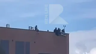 Детские игры на грани жизни: рязанские подростки свесили ноги с крыши многоэтажки

