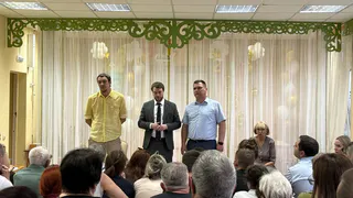 Мэр Борис Ясинский встретился с жильцами пострадавшего от атаки БПЛА дома на Новосёлов