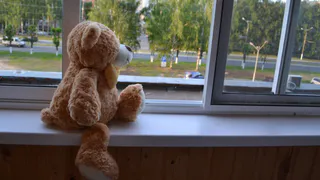 Следком начал проверку по факту падения ребенка из окна