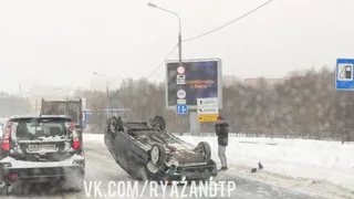 В Рязани на Северной окружной перевернулась иномарка 