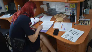 В Рязани хитрый сосед притворился, что ушел домой, и обокрал 20-летнего парня  