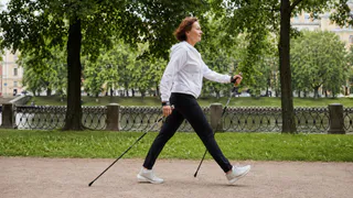 Обычная прогулка кажется слишком лёгкой, а бег не нравится: что меняется, когда к ходьбе добавляют две палки