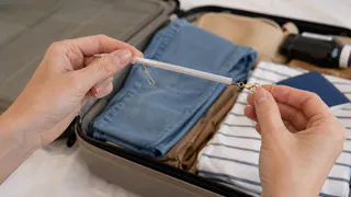 Цепочка в чемодане каждый раз превращается в узел: зачем перед поездкой пропустить её через обычную трубочку