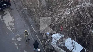 В центре Рязани 24 марта около разбитого Porsche заметили полицию и людей в масках