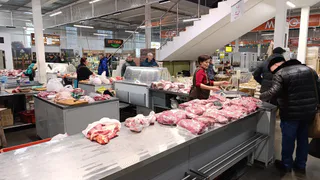 Продавец мясного отдела со стажем рассказала, почему она никогда не берет готовый фарш и как нас обманывают на прилавке