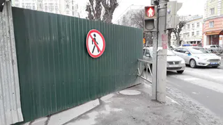 Ты не пройдешь! В центре города тротуар закатали в строительный забор