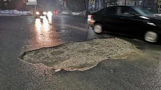 Асфальт сошел вместе со снегом: рязанцы пожаловались на огромную яму в Горроще