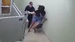 Видео: рязанец зверски избил девушку в подъезде