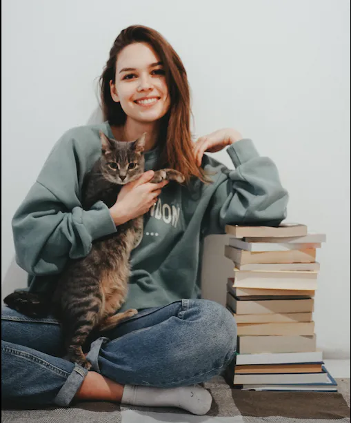 В помощь бездомным животным: в Рязани преподаватель распродает книги по «свободной цене»