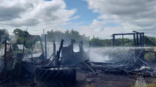 Пожар уничтожил дачу и хозпостойку в Рыбновском округе