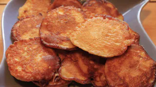 Делаю на завтрак яично-сливочные котлеты без мяса. Нашла рецепт в журнале Работница - "пуховые" вкусняшки сметают со сковороды