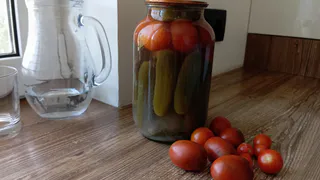 Если уксус перебивает вкус огурцов — мариную без него — «по-пражски»: зимой улетает банка за банкой